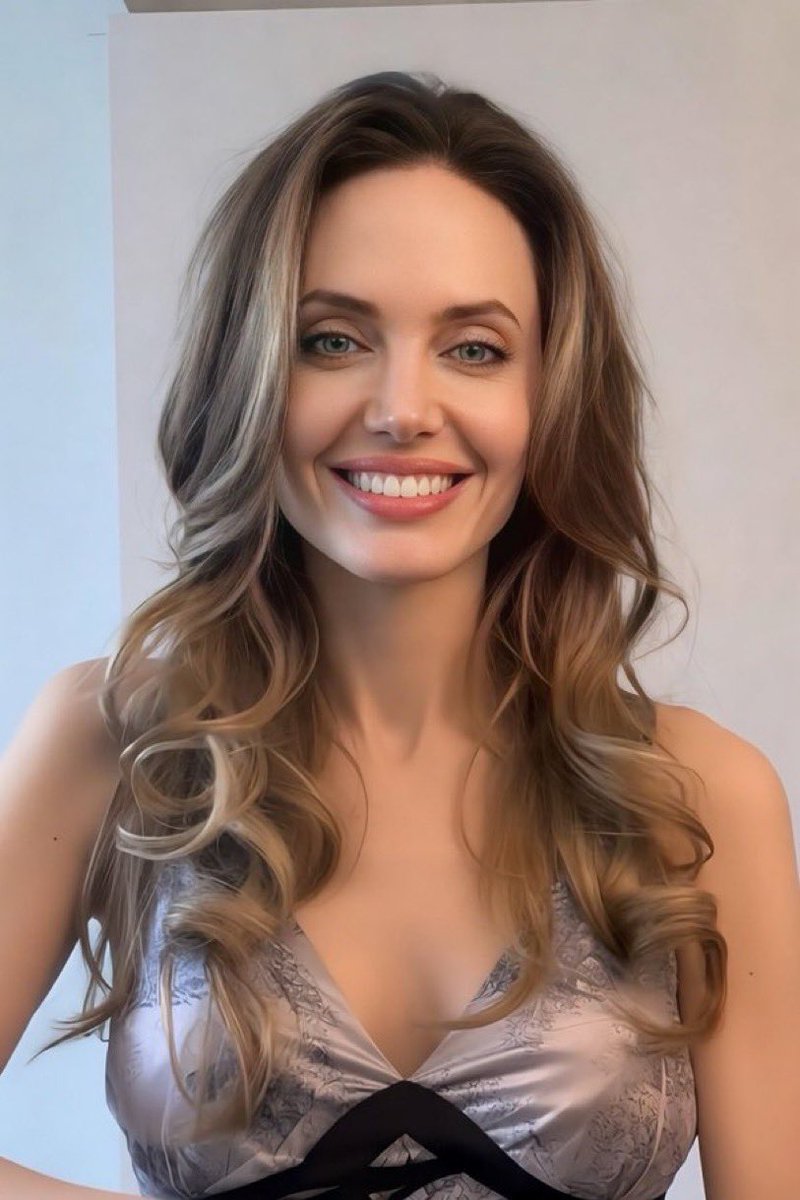 Angelina Jolie tweet media