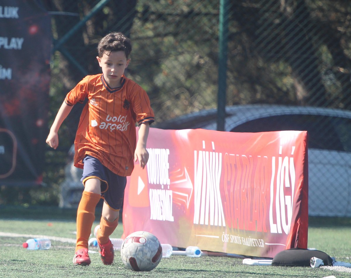 onerseday's tweet photo. ⚽️ İzlerken keyif veren bir yetenek...

Öz Alibeyköyspor U10 takımında forma giyen Berat Akşar top hakimiyeti ve özgüveniyle dikkat çekiyor. Gelecekte adını daha sık duyacağımız isimlerden biri olabilir. 👏 https://t.co/YcOObKIFtM