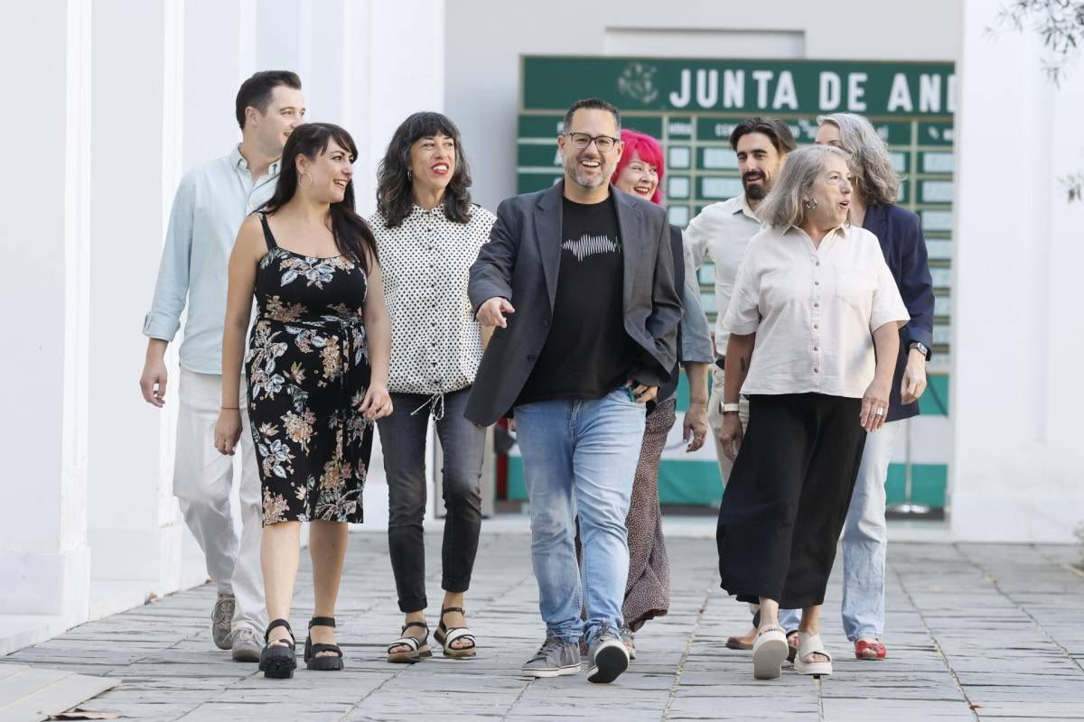 AdelanteAND's tweet photo. Las 8 de Adelante.
Aqui tenéis a las 7 diputadas y un servidor: Profesoras, un enfermero, un informático, una ingeniera, una jornalera. Gente normal y corriente. Y a la vez son brillantes. https://t.co/CWETpBt6Pe