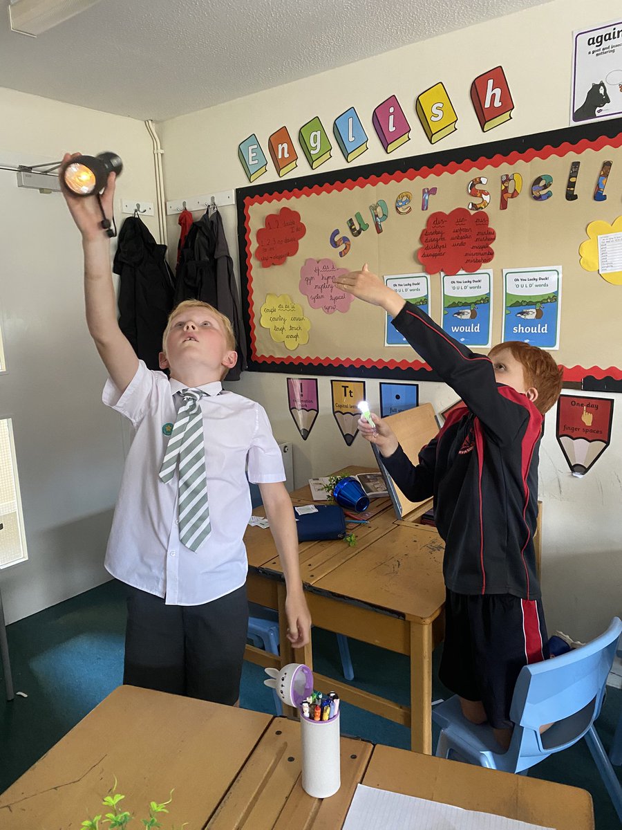 DurlstonMiddle's tweet photo. #DurlstonYr3 🔦✨became shadow scientists today! Using torches, pupils designed and carried out their own investigations to explore how shadows change in size. They discovered how moving a light source closer or further away can make shadows grow and shrink in size 🌟 https://t.co/kmJJpuVj6W