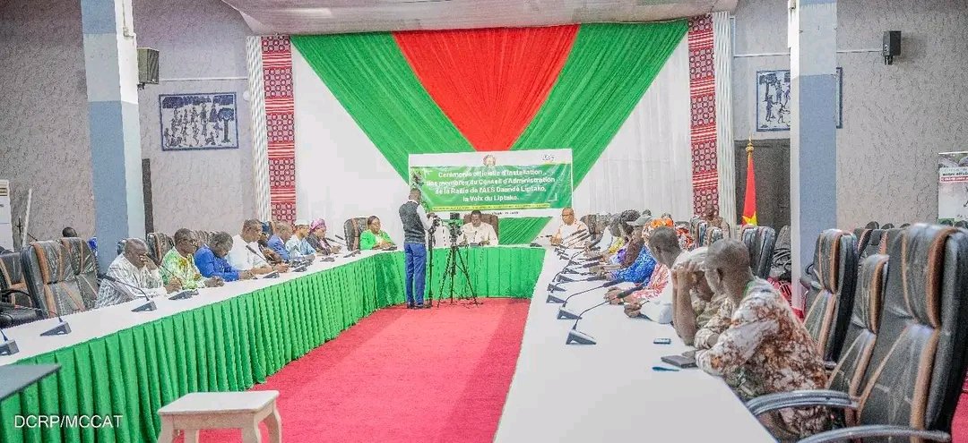 MaliMaeci's tweet photo. Dans le cadre de l’opérationnalisation effective de la Radio confédérale « Daandè Liptako », le Ministre de la Communication, de la Culture, des Arts et du Tourisme du Burkina Faso, accompagné de son Collègue, Ministre délégué auprès du Ministre des Affaires étrangères, a procédé, ce lundi 8 juin 2026 à Ouagadougou, à l’installation officielle des neuf membres du Conseil d’Administration de la Radio confédérale.

Lors de cette  cérémonie empreinte de solennité, au rythme de l’hymne de la Confédération AES, le Ministre chargé de la Communication a rappelé la mission stratégique d’orientation des Administrateurs pour renforcer à travers cette Radio, les mécanismes de communication AES face aux enjeux géopolitiques et défis informationnels actuels ; contribuer à l’éveil des consciences et au changement positif de comportements; promouvoir un espace d’échanges fraternels et porter le combat de souveraineté et d’indépendance réelle de nos États. Il a insisté sur la gouvernance vertueuse de la Radio dans le respect strict des règles d’éthique  et de déontologie, tout en faisant de ce media un puissant instrument pour  contrecarrer la désinformation,  promouvoir la souveraineté narrative de nos États, et valoriser les acquis de notre espace.

Pour la Présidente du Conseil d'Administration, Madame Mossokoura KONATE du Mali, la mission historique confiée aux Administrateurs permettra de jeter  les bases d’une opérationnalisation diligente de la Radio en vue de contribuer à une saine information de nos populations, dans un contexte de guerre hybride de récits.  

A l’issue de l’installation, les travaux de la session inaugurale du Conseil d’Administration se sont ouverts et se poursuivront jusqu’au 10 juin en vue d’examiner les textes fondamentaux et les documents de planification et d’opérationnalisation de cette Radio, la Voix du Liptako, le porte-flambeau de la vérité historique et contemporaine de notre espace. 

Aux côtés de la Force unifiée de l’AES, les soldats de la communication sont désormais plus que jamais engagés sur le front médiatique pour faire face à la guerre informationnelle imposée à nos pays sur fond d’objectifs politiques, consolider le pont de paix et d’unité entre nos Communautés, et réapproprier nos  récits et narratifs.

Bureau de l’Information et de la Presse/MAECI.