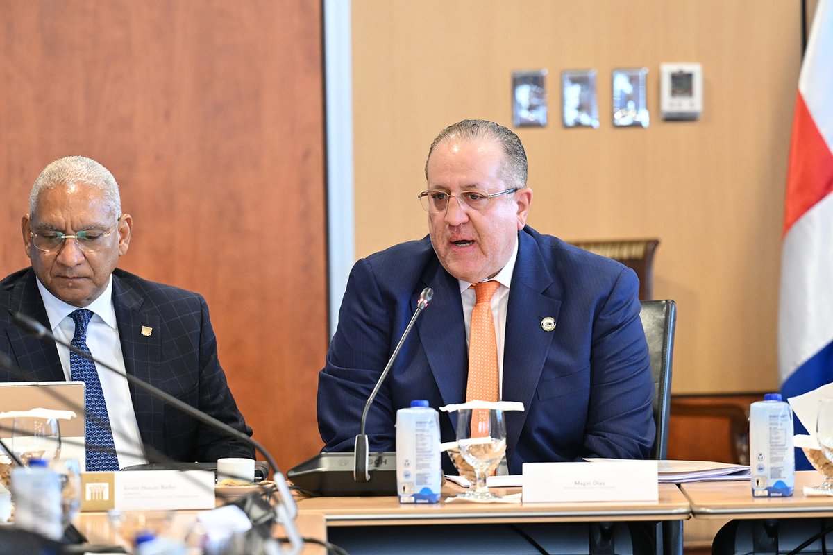 BancoCentralRD's tweet photo. #NotaBCRD
Gobernador Valdez Albizu y ministro Magín Díaz se reúnen con misión del FMI para iniciar ‘Staff Visit’ con la República Dominicana. https://t.co/FItfizYQ6Z https://t.co/DXLqTWVzeu