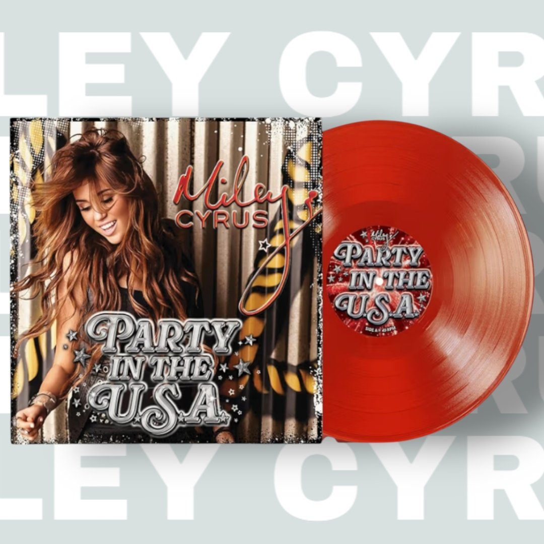 TLRStoreCol's tweet photo. ¡Atención, Smilers! 🚨 Buscando joyas para la colección y me topo con estas dos bellezas en vinilo de Miley Cyrus. 🎚️✨

​1️⃣ "Younger You" (edición transparente) con un look country-rock espectacular.

2️⃣ El clásico atemporal "Party In The U.S.A." en un rojo traslúcido brutal. https://t.co/mhXDDf4wBw