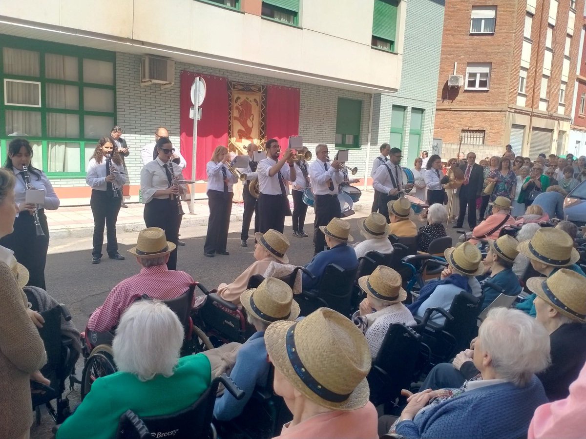 scdp_leon's tweet photo. En la mañana de ayer, celebramos la Festividad del Corpus Christi junto con los feligreses de la Parroquia de San Francisco De la Vega y con los niños y niñas que este año hicieron la primera comunión. https://t.co/QwhjHH7ZYS