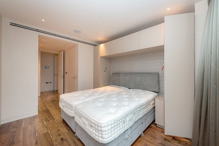 Thomas_Michael_'s tweet photo. LET AGREED! A two-bedroom apartment in The Heron. Residents club and bar, cinema and gym. Near @BarbicanCentre and Moorgate https://t.co/DFriVZT9Gw a RRA busting corporate let, fixed 12 month term, rent paid 6 months in advance. Call 020 7060 0450 to let your City apartment! https://t.co/k00MEaEiyj
