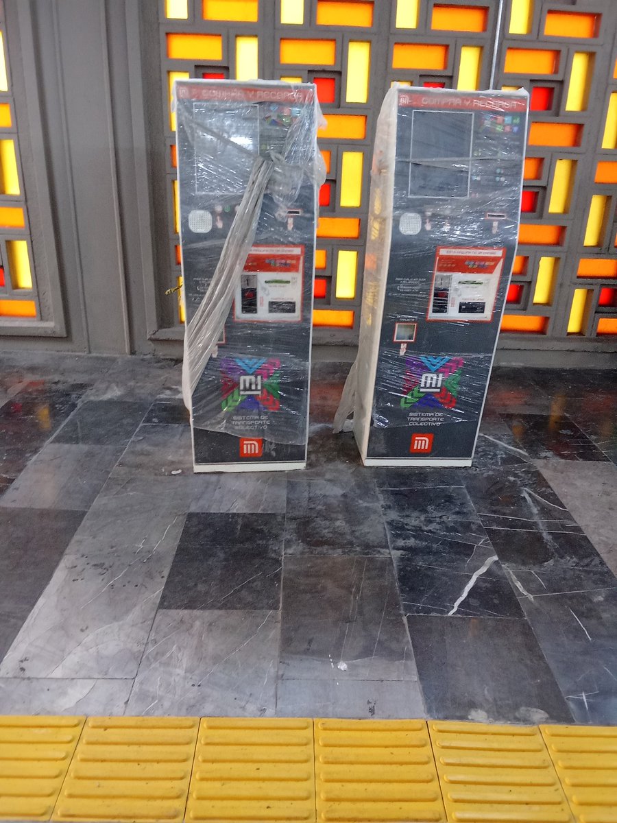 Geeschterjeeer's tweet photo. @MetroCDMX @ClaraBrugadaM @telediario @LillyTellez según terminado el metro con ambulantes,sin taquillas,sin máquinas de recarga y cerrado el paso https://t.co/MXhx8a9uiZ