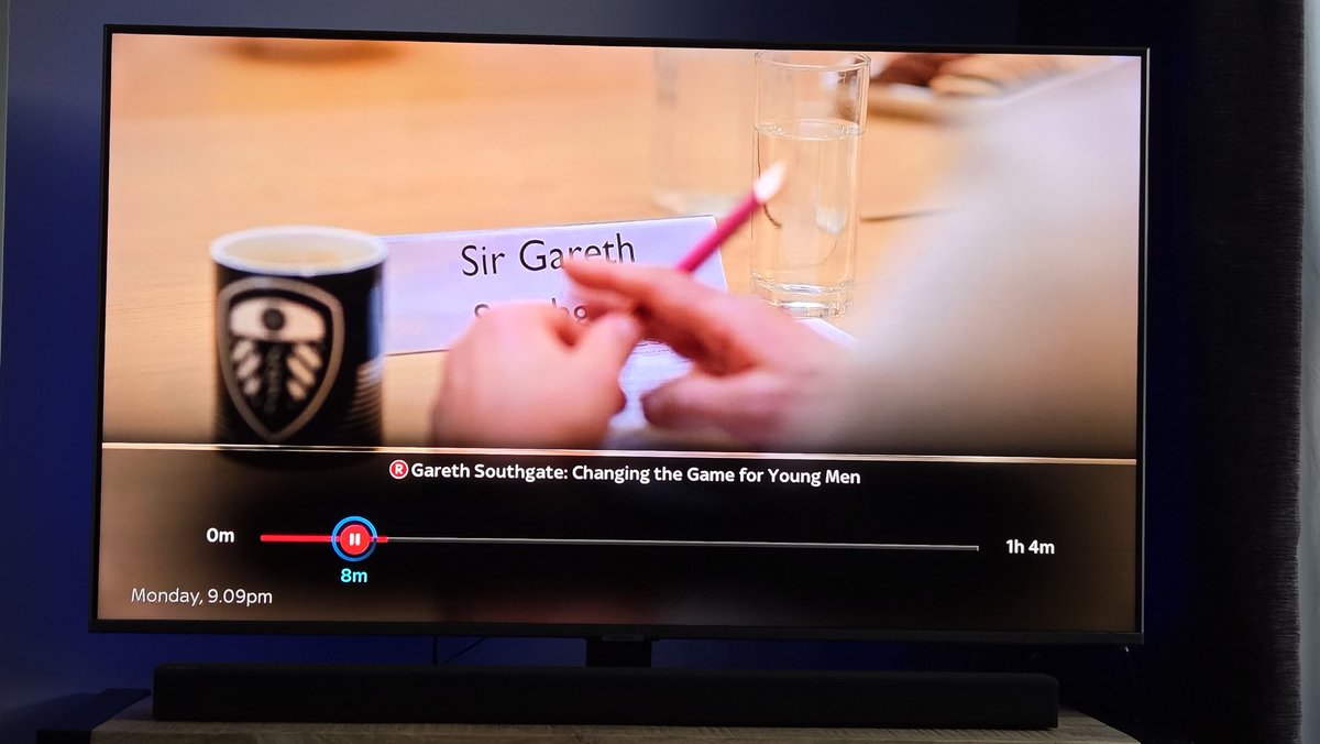alienbumnote's tweet photo. Is @GarethSouthgate a leeds fan? #lufc https://t.co/sMhlRgUNWC