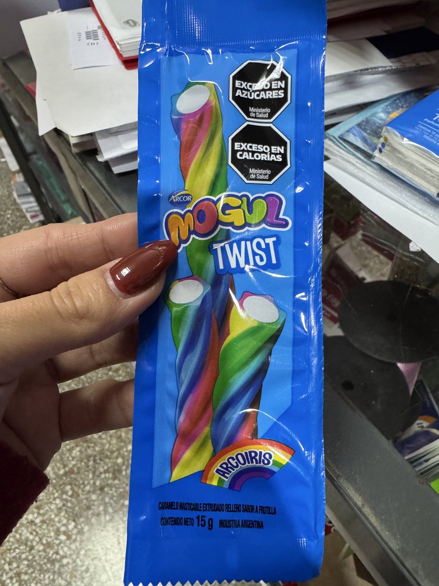 Calu__ng's tweet photo. Que pasó @arcor , compro una caja de estas mogul y me viene una gomita sola. https://t.co/m8EE3Cdhr6
