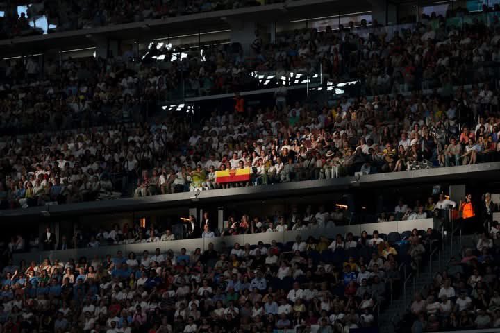 UnionVoluntades's tweet photo. 📖✨ “Sed, para todos, como una Biblia abierta: que en vuestros rostros y en vuestra vida se pueda encontrar la Palabra de Dios”.
Ante miles de fieles reunidos en el Estadio Santiago Bernabéu, el #PapaLeónXIV llamó a los cristianos a ser testimonio vivo del Evangelio https://t.co/liGLrAQYPj