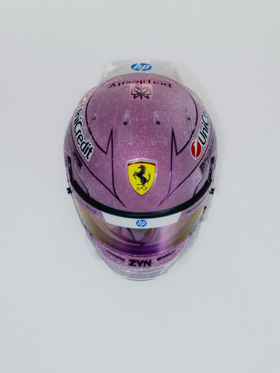 byalivh's tweet photo. as vezes roxo, as vezes rosa… mas vamos combinar que esse capacete é um dos mais lindos que o Lewis já usou e eu ainda não superei https://t.co/JFwlMGgVqA