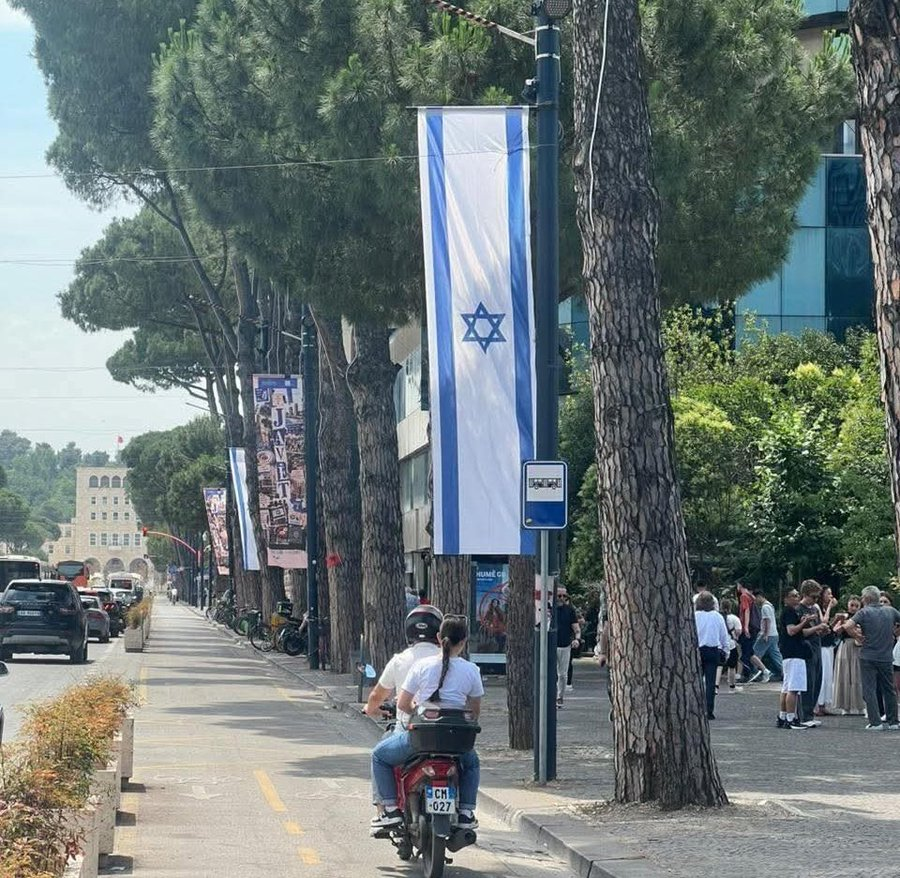 trhaber_com's tweet photo. Arnavutluk'ta İsrail gerilimi sürüyor!

▪️Arnavutluk’un başkenti Tiran’ın ana bulvarı, “İsrail Kültür Haftası” etkinliği öncesinde İsrail bayraklarıyla donatıldı.

▪️Ancak bu görüntü, Gazze nedeniyle öfkeli olan ve Başbakan Rama’nın İsrail’le yakınlığını eleştiren Arnavutlar arasında büyük tepki yarattı. 

▪️Bayrakların yakılması yönünde tehditler dile getirildi.

▪️Yetkililer, gerginliği azaltmak amacıyla bayrakları birkaç saat içinde kaldırdı.