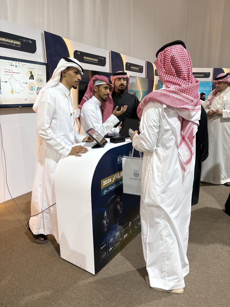 uqu_cc's tweet photo. شاركت كلية الحاسبات بأكثر من 15 مشروع تخرج في معرض السياحة والضيافة، والذي أقيم ضمن الفعاليات المصاحبة لـ #ملتقى_المهنة_والابتكار 2026  في #جامعة_أم_القرى. مشاركةٌ جسدت إبداع طلبتنا وسعيهم لتقديم حلول تقنية تخدم الرؤية الوطنية في مجال السياحة والضيافة ✨ https://t.co/eAwYtCOSfE