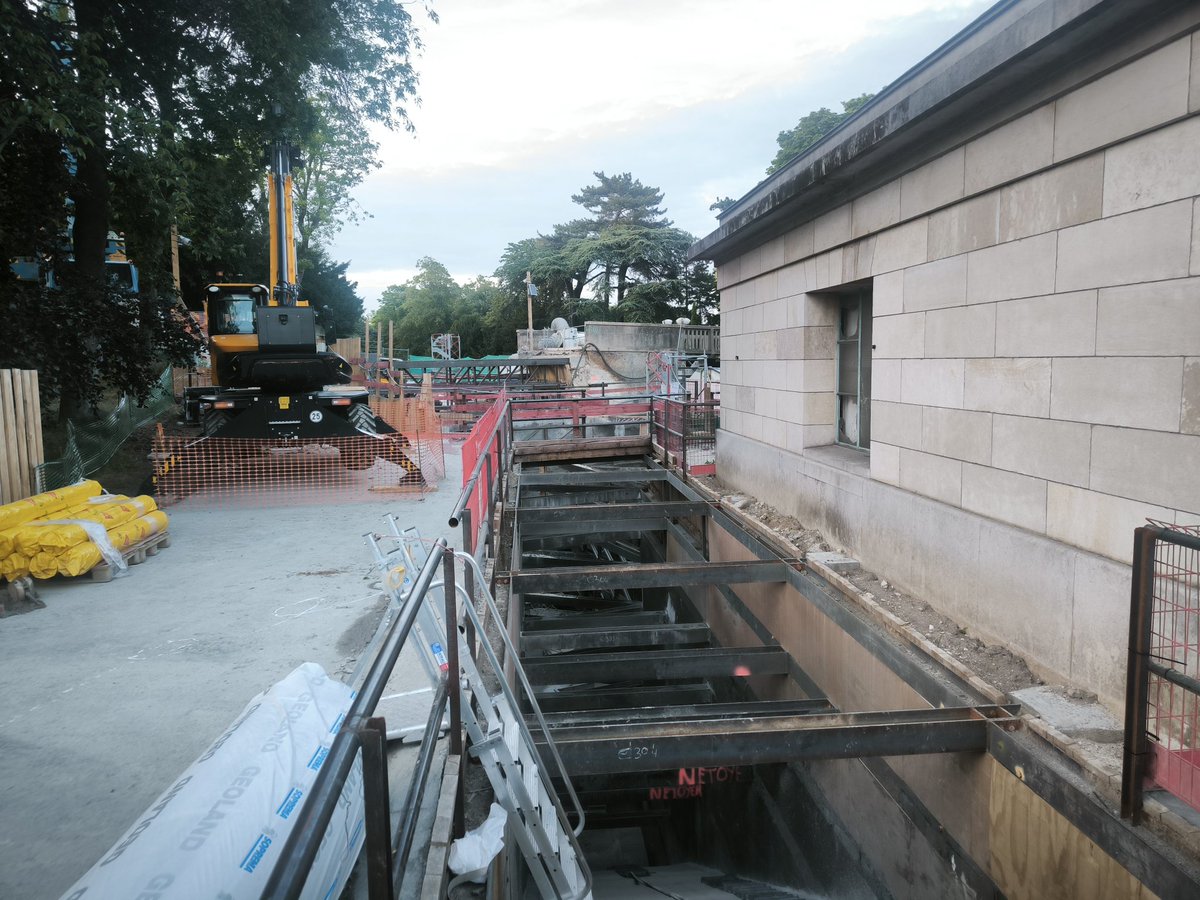 Asso_usagersidf's tweet photo. Cité Universitaire : les travaux de désaturation de la gare RER sont désormais bien lancés. Les panneaux rappellent les 10 ans de discussion pour y arriver
Étape visible durant cet été : les tripodes hors d'âge vont être démontés (avant leur remplacement) https://t.co/2A4Ai0Heq4