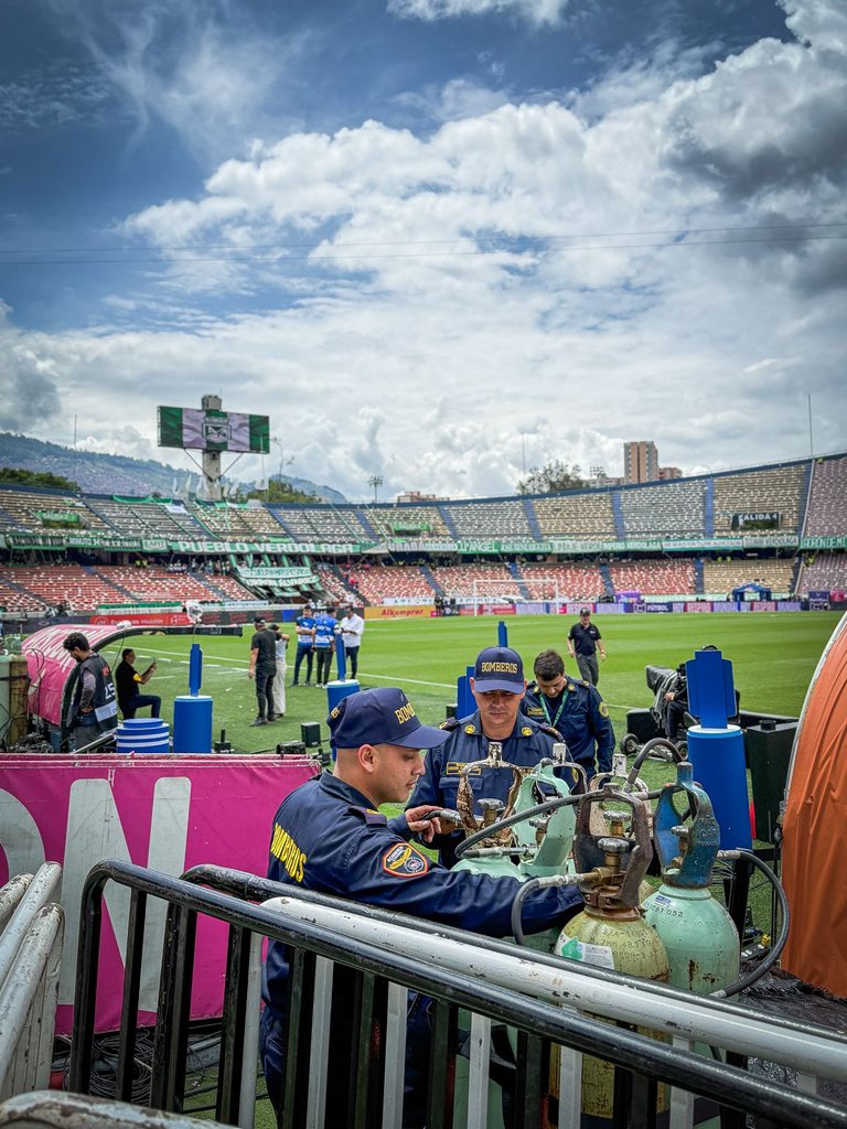 DAGRDMedellin's tweet photo. Desde PMU en estadio Atanasio Girardot verificamos y acompañamos dispositivo de Gestión del Riesgo para Aglomeraciones y seguridad humana en partido @nacionaloficial vs @JuniorClubSA disfrutemos la fiesta del fútbol en paz. @AlcaldiadeMed https://t.co/qEISRMqEmz