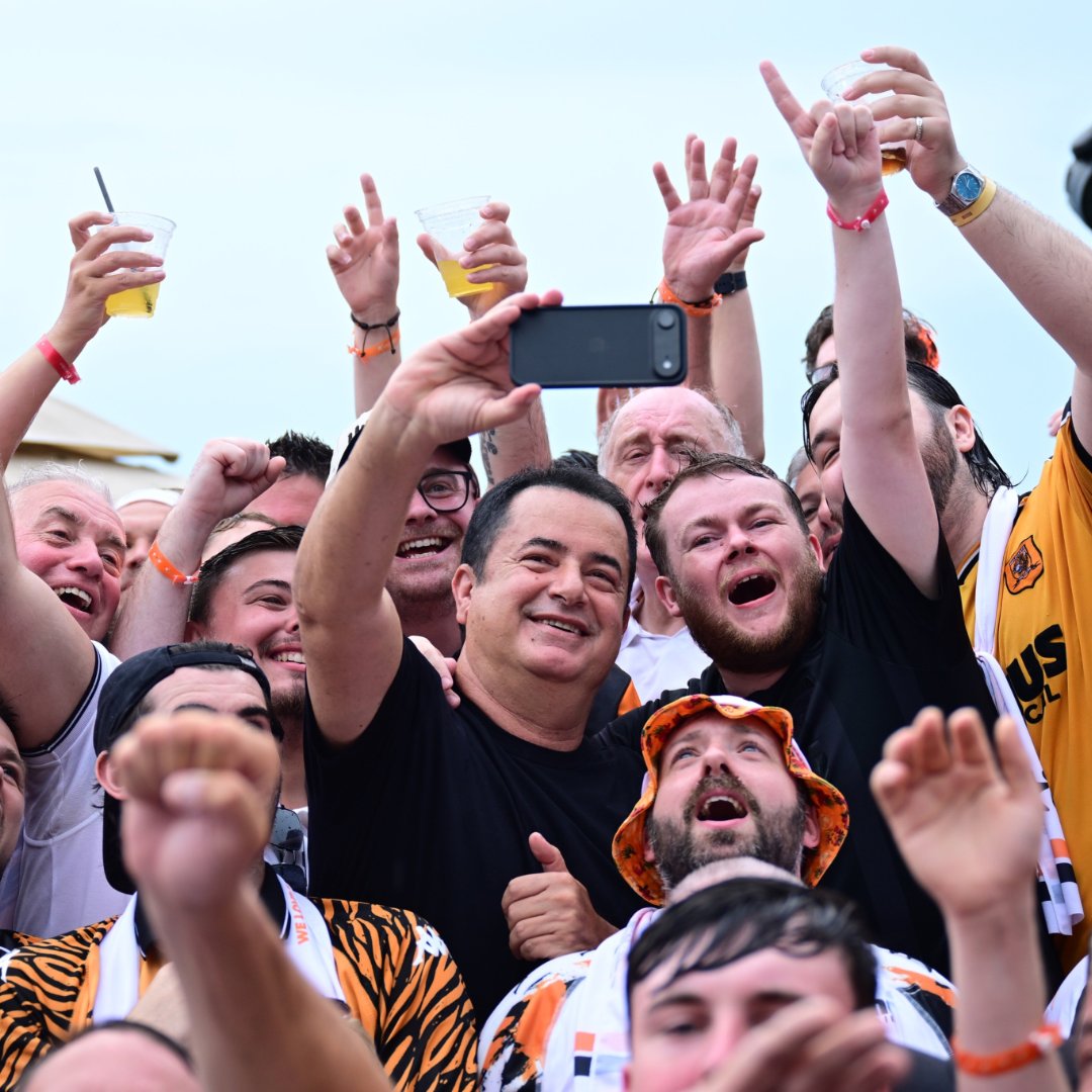 pusholder's tweet photo. Hull City taraftarları, Premier Lig sevincini Antalya’da düzenlenen etkinlikle kutladı. https://t.co/h0Un09MumO
