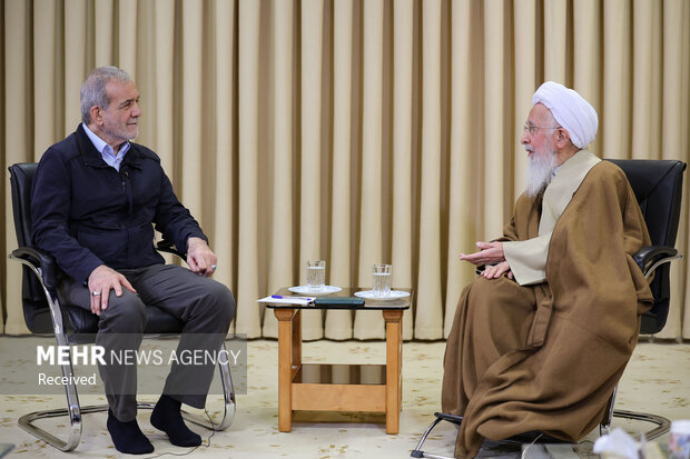 smksh97's tweet photo. آیت الله جوادی آملی خطاب به دکتر پزشکیان:
یک آجر غصبی اگر در یک ساختمان گذاشته شود، به حکم شرع باید این آجر فاسد را از ساختمان در بیارید حتی اگر ساختمان هم فرو بریزد .لذا یک فرد فاسد اگر در بدنه دولت وارد شده باید برداشته شود اگرچه دولت از هم فرو بپاشد. https://t.co/1l4kUKi165