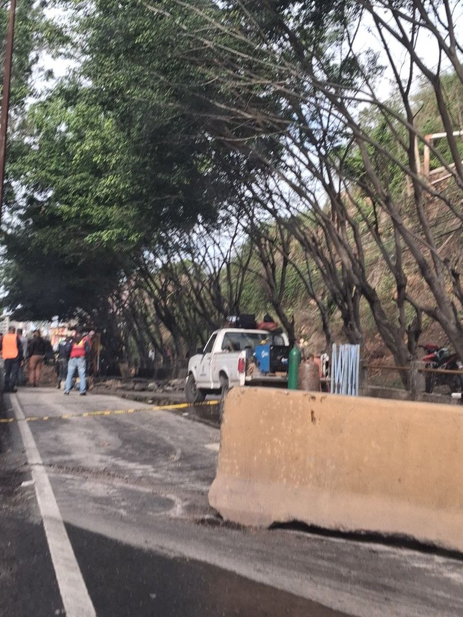 traficovv's tweet photo. Carretera #PNM - Fuerte cola desde Bosque Dorado, debido a labores de reparación de tubería rota en la entrada a San Antonio. Se habilitó canal de contraflujo sentido Caracas. (4:40 p. m.)
📷 Cortesía https://t.co/OQrJeE1FVt