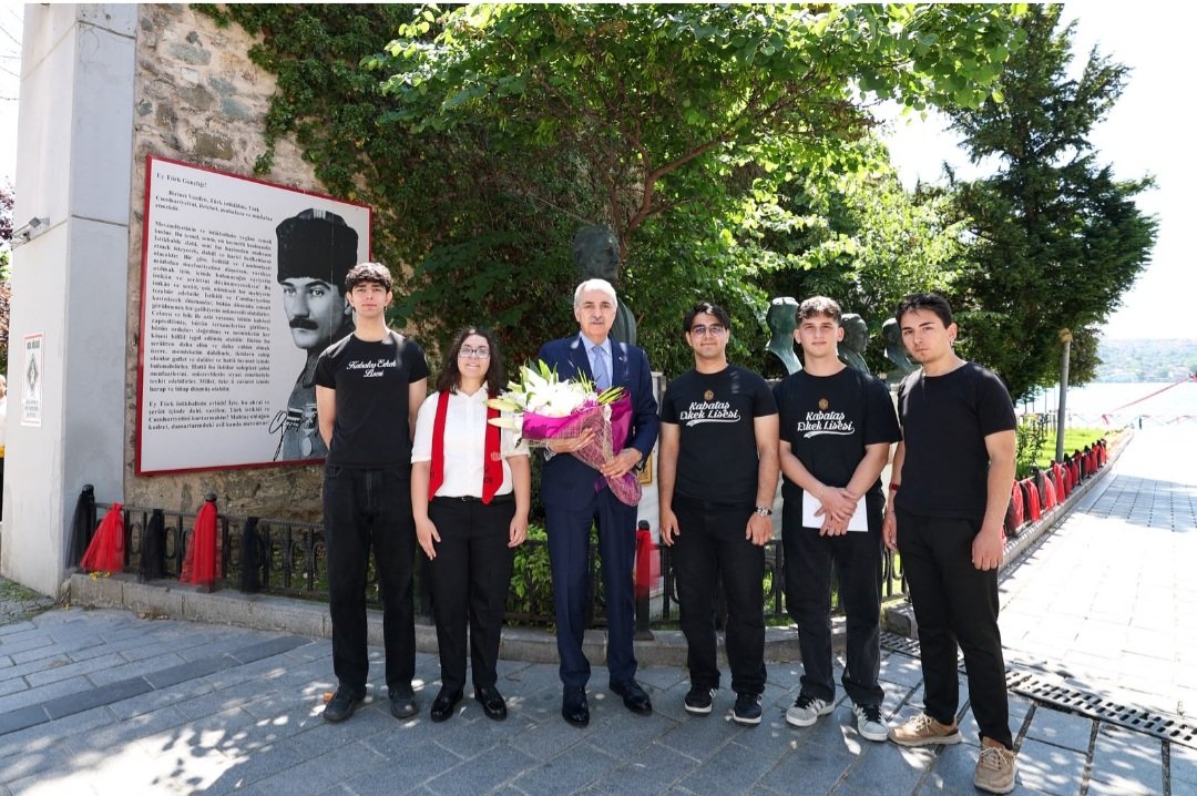 kel_official__'s tweet photo. 💫 Türkiye Büyük Millet Meclisi Başkanımız Prof. Dr. Numan Kurtulmuş, İstanbul Valimiz Sayın Davut Gül, İl Millî Eğitim Müdürümüz Doç. Dr. Mücahit Yentür, Kaymakamımız Sayın Oğuzhan Bingöl ve İlçe Millî Eğitim Müdürümüz Sayın Sedat Işık ile birlikte okulumuzu ziyaret etti.❤️🖤 https://t.co/GPw0mnrXbU