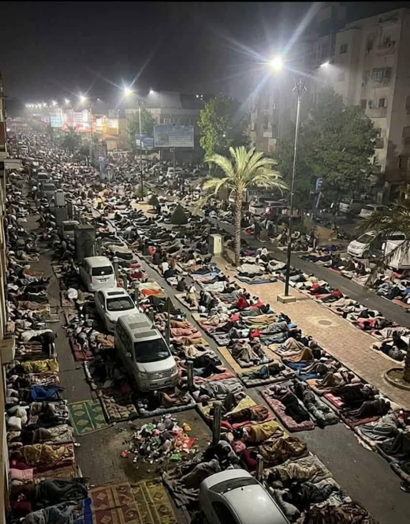 shr7sh's tweet photo. يا ذوي التِّيجان ، يا أهل الرئاسةْ
الملايين لكم، تَفنَى حماسهْ

والأماني بحماكم تحتمي
وإليكم تنتمي أُمُّ القداسهْ

كان هذا ما روى إعلامُكُم
هل ترى هذا الجماهيرُ المُداسهْ ؟

جرِّبوا في الشعب شعبيتَكُم
واخرجوا يوماً بلا أقوى حراسهْ

إن هذا خير مقياسٍ لكم
وعليه صحة الدعوى مُقاسهْ ! https://t.co/8XGmemYxNh