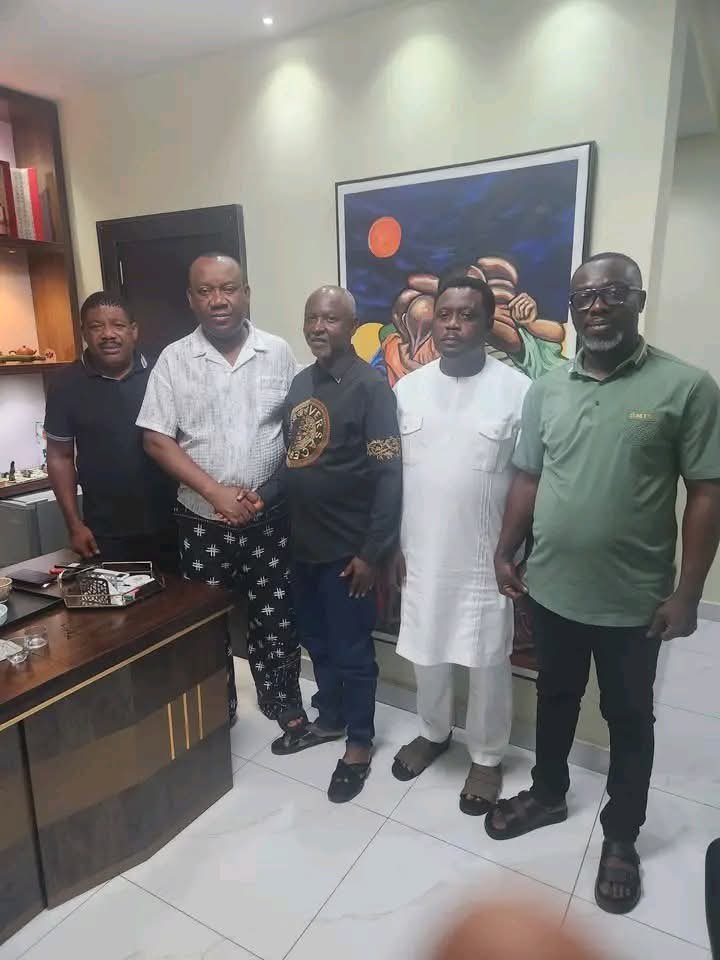 Eddyballer1's tweet photo. Gov. Fubara's Supporter In Ikwerre, Hon. Clement Ereh, Joins Nyesom Wike's Rainbow Coalition.

In the Spirit of total Political Forgiveness of Nyesom Wike, Chief, Hon. Clement Ereh, a Seasoned Politician and former Councillor representing Ward 13 Aluu and a prominent stakeholder of the defunct Simplified Movement in Rivers State, has rejoined his former political family in Ward 13 Aluu, pledging loyalty to the Rainbow Coalition led by Chief Nyesom Ezenwo Wike and the Renewed Hope Agenda of Mr. President, in Ikwerre Local Government Area, ably led by Chief Engr. Dr. Samuel Nwanosike, DSSRS, KSC, JP. 

He was welcomed by the Leader of Renewed Hope/Rainbow Coalition in Ikwerre Local Government Area, Chief Engr. Dr. Samuel Nwanosike, alongside leaders of Renewed Hope and Rainbow Coalition in Ward 13 Aluu, Hon. Bochi Nsirim, Barr. Okachi Ordu, and Honorable Councillor (Prince) Chris Omodu, representing Ward 13 Aluu in the 10th Ikwerre Legislative Council, Isiokpo.

@GovWike @SamuelNwanosike @honkelechinwogu @OlayinkaLere @woye1