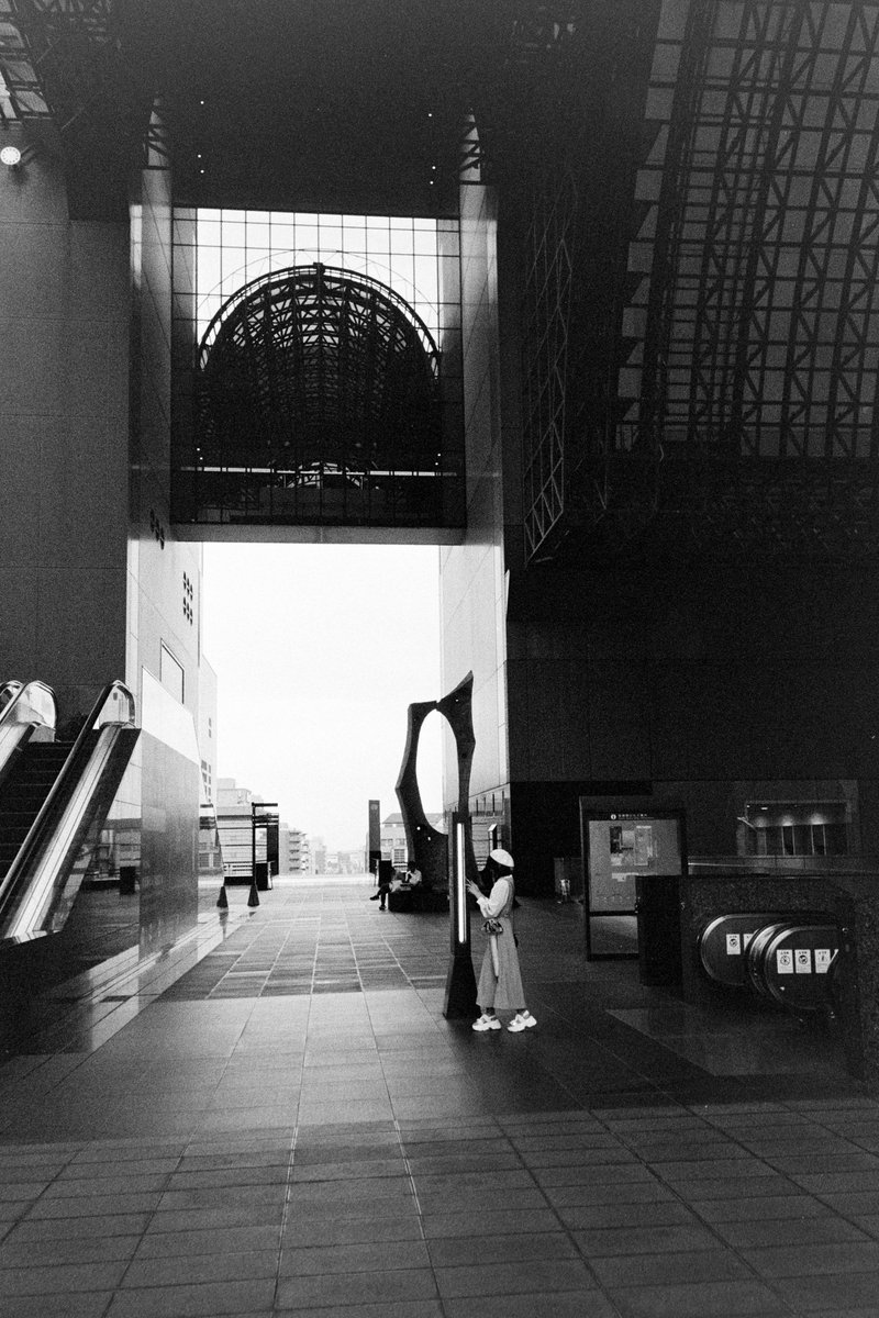 shigeclass's tweet photo. Fragmentd of a day
京都駅ビル
遅ればせながら、小さくて軽いこの新しいフイルムカメラ使ってみた。梅雨入りの暗い日。
Kodak Snapic A1
Kentmere pan 400
#filmphotography 
#monochrome 
#streetphotography https://t.co/WHNyGHgyqX
