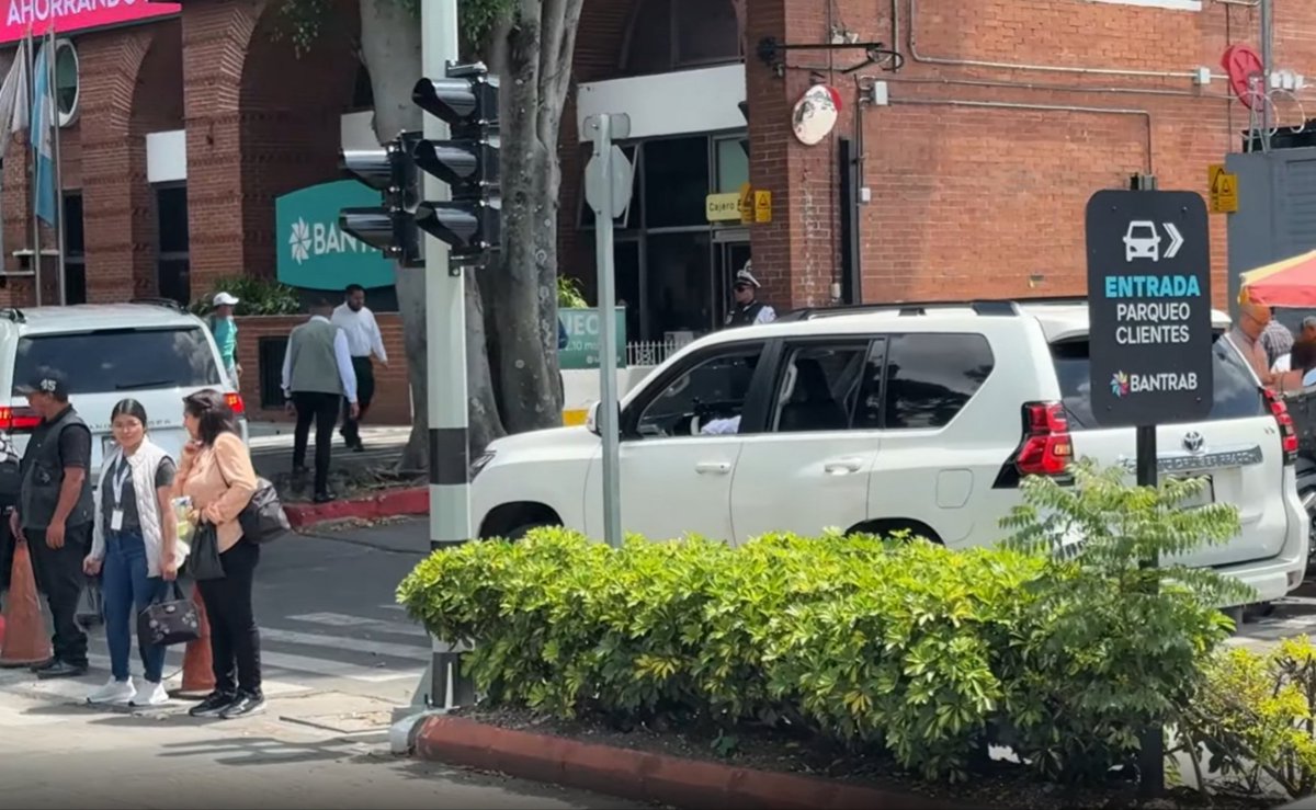 ronyveliz692's tweet photo. Mi solidaridad con @marvindelcid y @Sonny_Figueroa ante la intimidación de un grupo fuertemente armado frente al @BANTRAB zona 9. De hecho esas personas iban al banco. Lo más peligroso se identificaron como periodistas con un carnet del corrupto Círculo Nacional de Prensa CNP. https://t.co/K2ODTyk6FV
