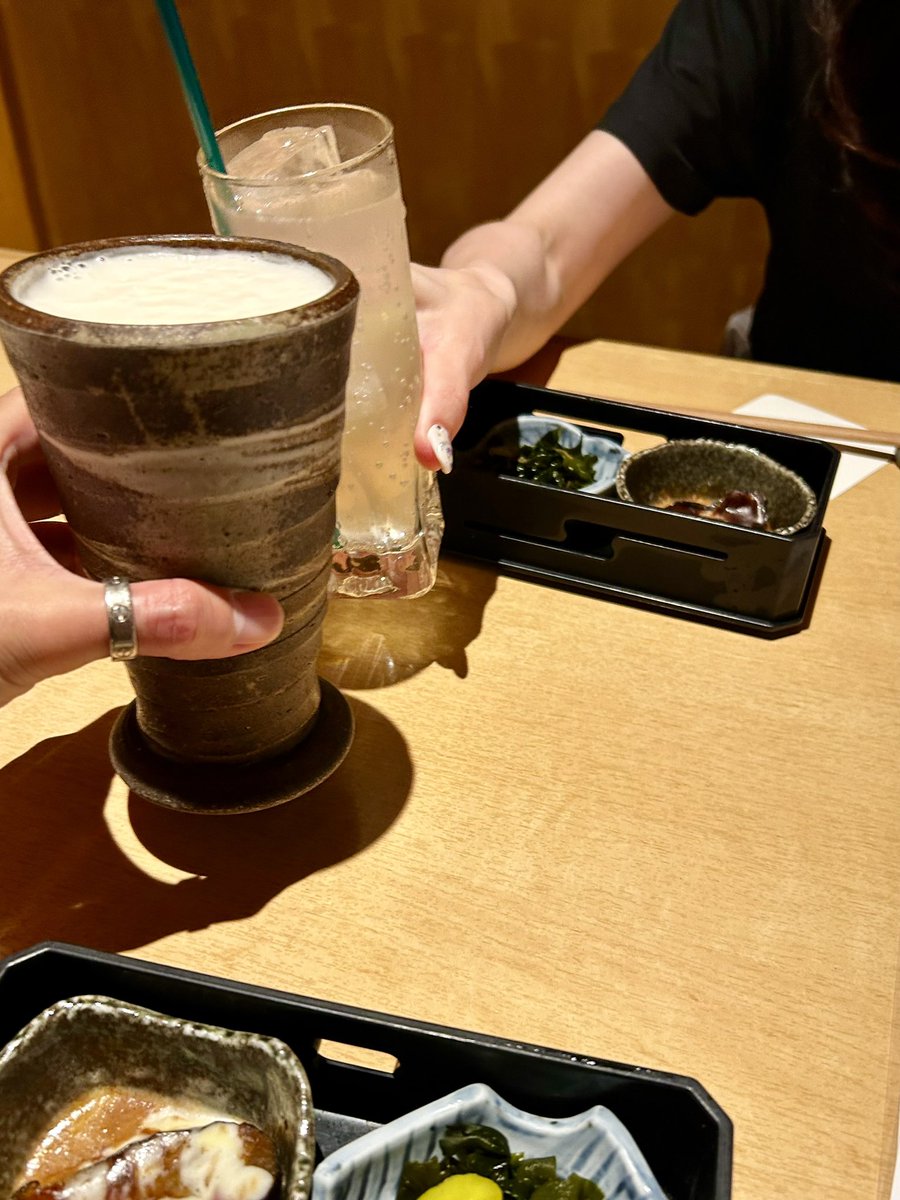 ki_ko73's tweet photo. おはようございます

昨日は巻き髪シスターズ②の方から
「旦那がいないから2人でどっか行きたい」とお呼びがありおデート(風)👫

日曜から夜更かししたばっかなのに月曜日も夜更かしになっちゃった💦

好意を持たれるのは嬉しいけど、どうしてもその気持ちにはお応えでき兼ねますの😅
理由は...🤭 https://t.co/XRfp937L8D