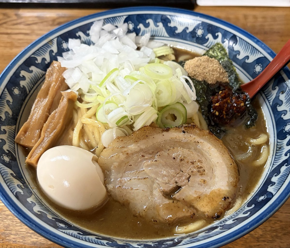 ramen2009's tweet photo. 村岡屋本殿
【まぜそば】500g ベビスタ抜き 生姜 魚粉 小🍚
【濃厚中華】270g ネギチャー丼

久々にデカい豚食った！
つけ味の濃中も🧅と食ラーがアクセントになり美味😌豚魚は卓上の白コショウがほんとに良く合う！
いつもありがとうございます🙏一周したからようやくつけ麺食えるw https://t.co/RxsfYR25E4