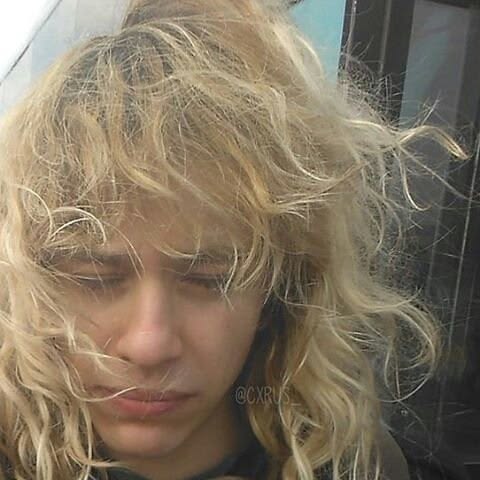 patooerbakera's tweet photo. llueve, hay mucha humedad y mi pelo se siente algo asi: https://t.co/xLmijM9RUx