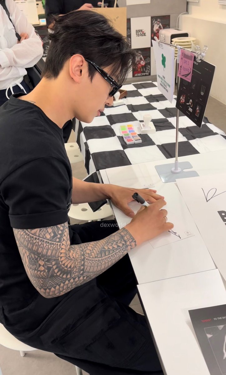 dexworld_'s tweet photo. 김덱스 생일축하해!!!!!!!!!🧁💜 https://t.co/sRjfnbhZEB