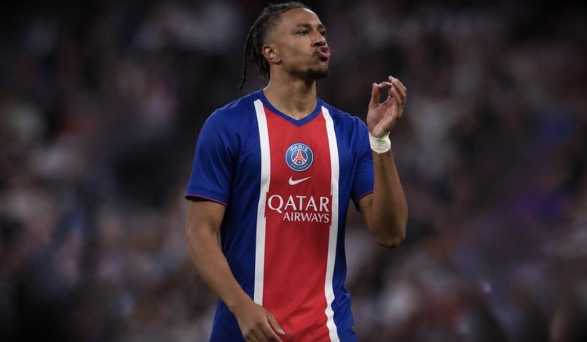 Julien_27LS's tweet photo. Le nouveau maillot du PSG va si bien à Olise ❤️💙 https://t.co/7ArMtMPPFm