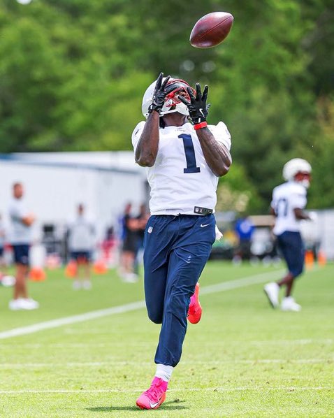 PatsAddict6's tweet photo. Randy Moss was traded from the Raiders to the Patriots at the age of 30. I’m not worried about AJ Brown performing. https://t.co/JwZlxgaIYk