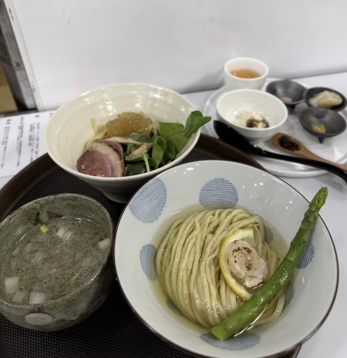 pankapi_chan's tweet photo. 京阪百貨店守口店催事
Tokyo style noodle ほたて日和さんへ②
守口の初夏を彩る2種の極み帆立つけ麺
⭐️
2種類のつけ麺
(昆布水、ジュレ出汁)に
カラスミ塩、桜塩、卵黄ソース、
豆乳とゴマのジュレ、
トリュフ香るキノコのデュクセルなどの
味変アイテムで麺を愉しむ
物凄く旨くて
めちゃ愉しかった🤭 https://t.co/JQ3PFX8iTP