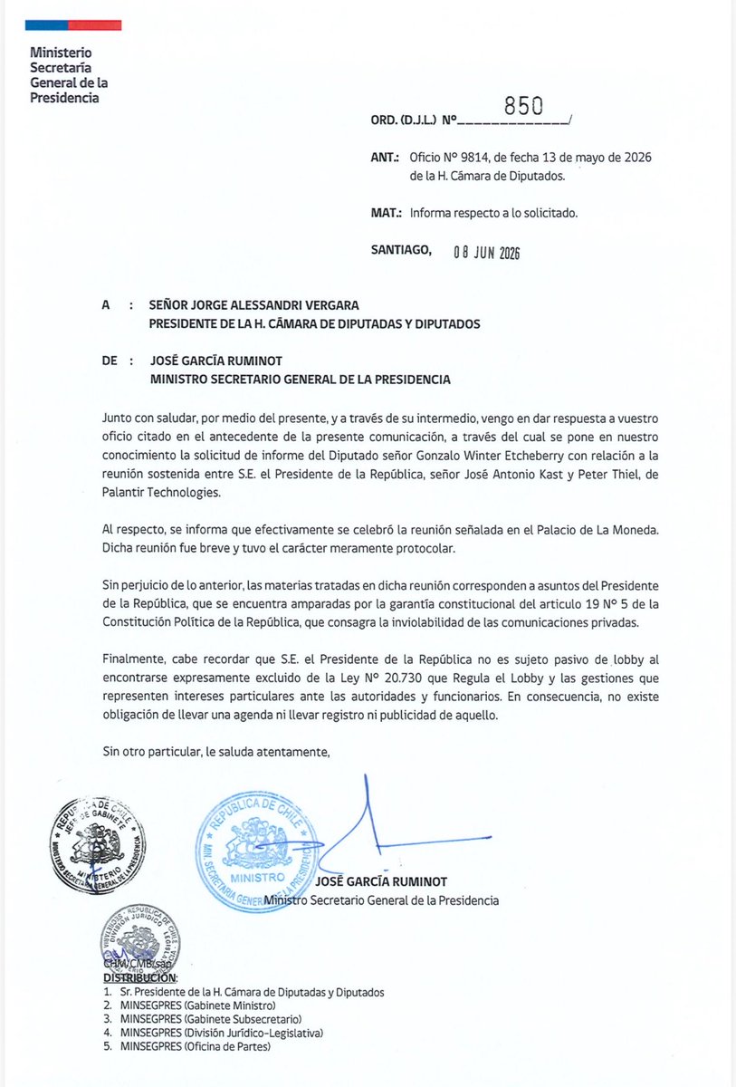 gonzalowinter's tweet photo. Es oficial: el presidente Kast SÍ se juntó con Peter Thiel en La Moneda. El gobierno lo ha confirmado a través de nuestro oficio.

Sin embargo, se negaron a transparentar lo más importante: ¿por qué se reunieron y qué temas se conversaron? Estamos hablando de uno de los empresarios más influyentes del mundo, con enorme poder en tecnología, datos e inteligencia artificial. Temas de evidente interés público y que podrían involucrar decisiones estratégicas para Chile.

Vamos a seguir insistiendo. ¿Qué tiene que conversar el Presidente de Chile con alguien que ha dicho reiteradamente que la libertad y la democracia son incompatibles?