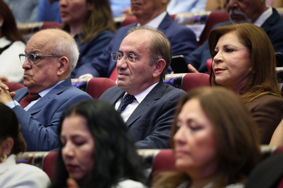 CobaesSinaloa's tweet photo. #NoticiasCOBAES | El director general de COBAES, @SanInzunza, acompañó a la gobernadora @YeralBonillaV en la Sesión Solemne del H. Consejo Universitario de la @uasoficialmx, donde el rector Jesús Madueña Molina rindió su Primer Informe de Labores 2025-2026. https://t.co/J1Nsq5xYeJ