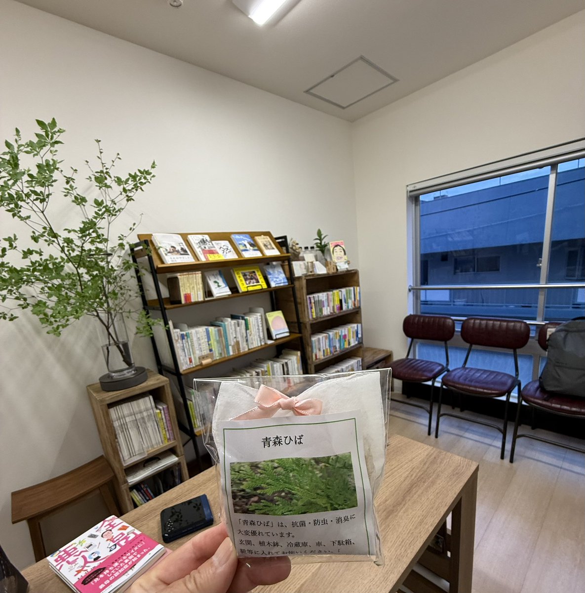 minowacho's tweet photo. おはようございます！箕輪町在住の友人が日吉駅の近くに【ぽらんの本箱】という小さな小さな本のスペースをオープンしました㊗️6/12は同じ場所に娘さんのコンディショニングの為の【STUDIO POLAN】がオープン🎉昔からの夢を実現‼️おめでとうございます💝RIKO https://t.co/F1lEpI7mz9
