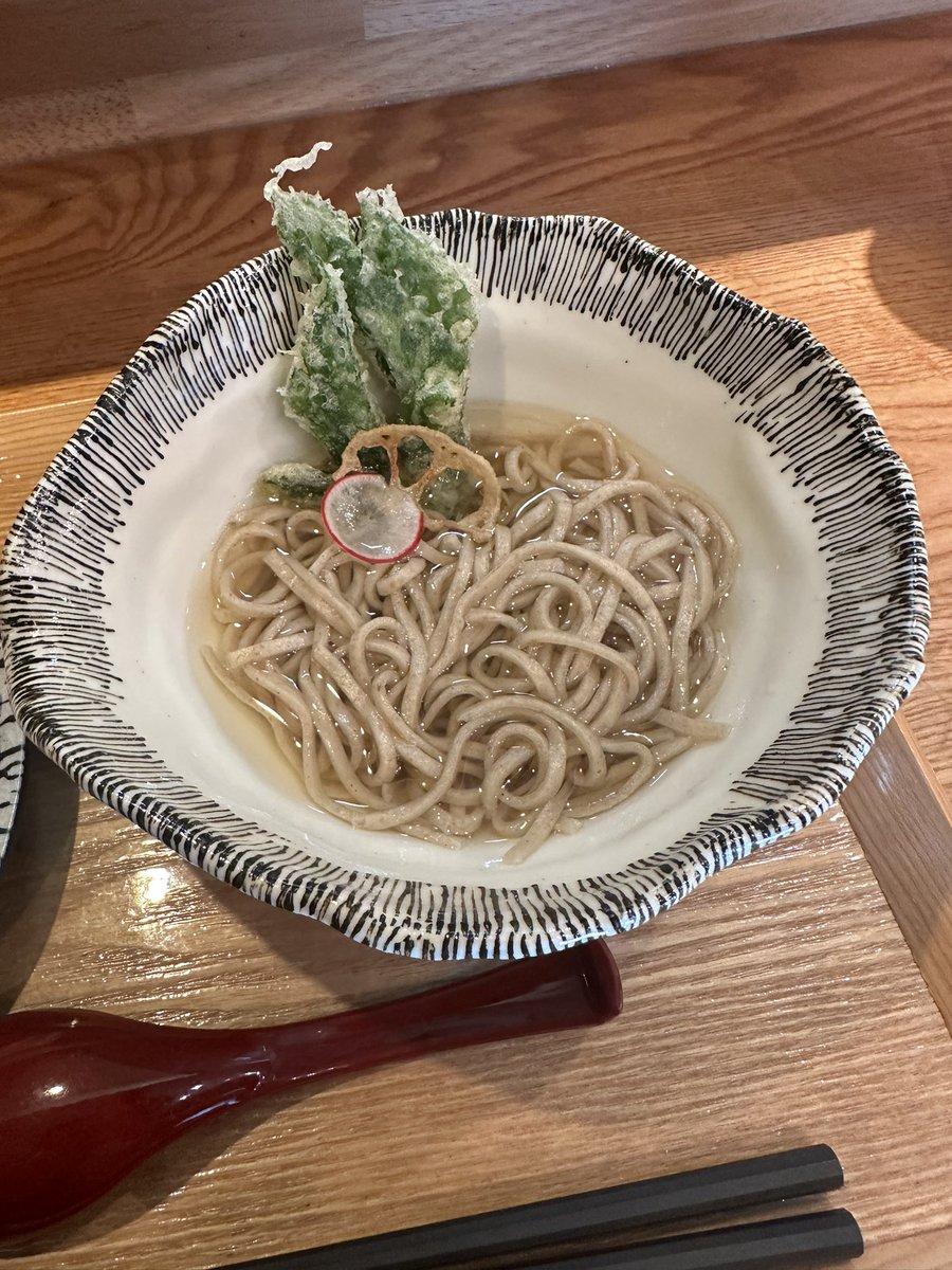 senjusan's tweet photo. Gstyle
GACHI SOBA DOJO ~流儀~
ざる・かけSOBA（麦麺）
鮮やかなグリーンが映える香ばしい風味が堪らない麺はしなやかでもっちりとした食感がクセになりそうなくらい抜群の口あたり🤤
個人的には藻塩で食べるのが好みだがこの日はそばつゆの味変に海苔と伊吹いりこの香油も用意され色々楽しめたわ🤭
温かいかけそばはウルメ背黒アジ昆布で構成されたスープが淡麗で優しい味わいながら深みがありめちゃウマ😋
小麦もち小麦もち大麦全粒粉と4種類の麦を使った上野さん渾身の麦そばは食べた者にしかわからない異次元の風味食感そして魅力が詰まった逸麺😙
恐らくどこに行っても食べられないじゃないかこんな麺は😎
肉盛や小鉢のクオリティは言わずもがな疲れた体を回復させると言うよりも内面的に癒してくれるそんな包容力のある麦そばを食べれることに感謝しなきゃバチが当たってしまうのね〜😂