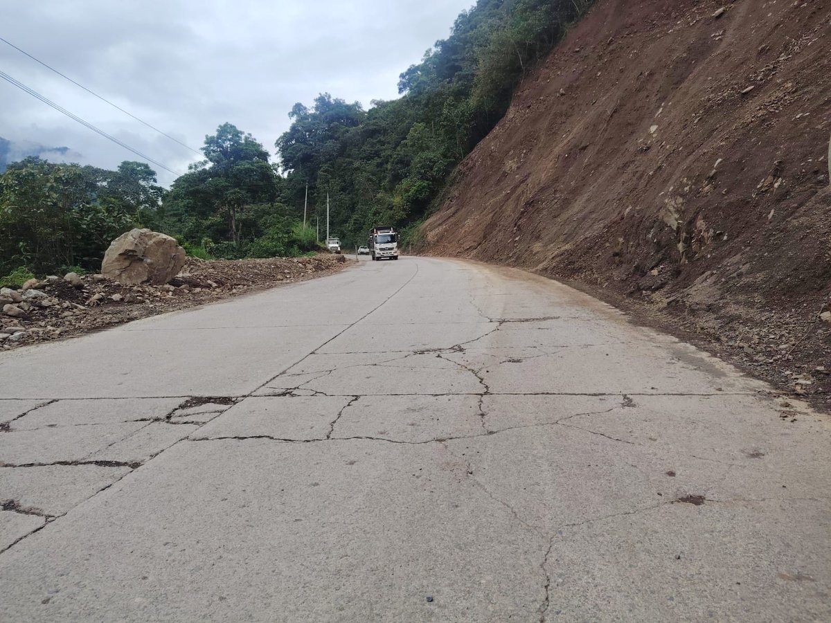 ECU911Ambato's tweet photo. 📍 ATENCIÓN | La vía Balbanera - Pallatanga - Cumandá está habilitada para el tránsito vehicular tras finalizar los trabajos de limpieza en el sector Cruz del Hueso, Cumandá.

Se recomienda conducir con precaución. ⚠️ https://t.co/OFRJYdlrFd
