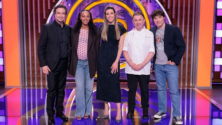 FandeMasterChef's tweet photo. Esta noche en #MasterChef los aspirantes recibirán la visita de sus familiares, quienes deberán ayudarles a conseguir el delantal dorado, descubrirán las #CuevasdeSantJosep donde cocinarán un menú de @Lucyruizl y visita del gran @Berasategui @BlancaromeroE y #AnaPeleteiro https://t.co/IjXa3MHcEt