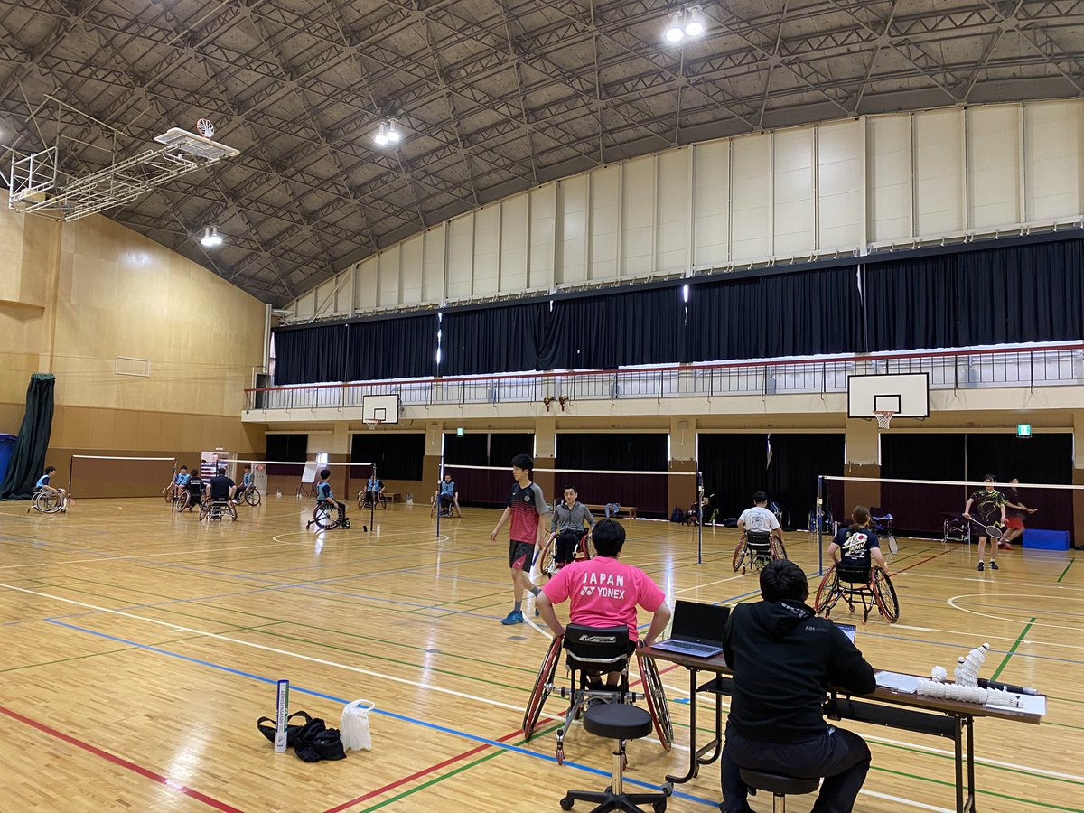 TKHR_BADMINTON's tweet photo. 車いすバドミントン体験会・講演　5/23
ナガシマカップ実行委員会主催 兼 
県教職員連盟総会(千葉大学第一体育館)

今年度はコラボさせて頂き総会・講演＋体験会を実施🏸👩‍🦽参加して初めて競技用の👩‍🦽を体験✨ラケットを持ちながら操作するという過酷さを実感でき、貴重なお話しも聞く事ができました！ https://t.co/TlwvVqWKWm