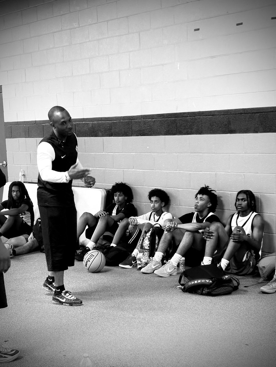 Scheifflee_AHS's tweet photo. Summer hoops go AHS!

After a 1-point win, Coach Ben Smith reminded the team: “We may have won the game, but we lost as a team.”

Building teamwork, accountability, and a team-first mindset every day. The foundation is being laid, and it will show this season. @RaiderSport https://t.co/ARJEOUatA1