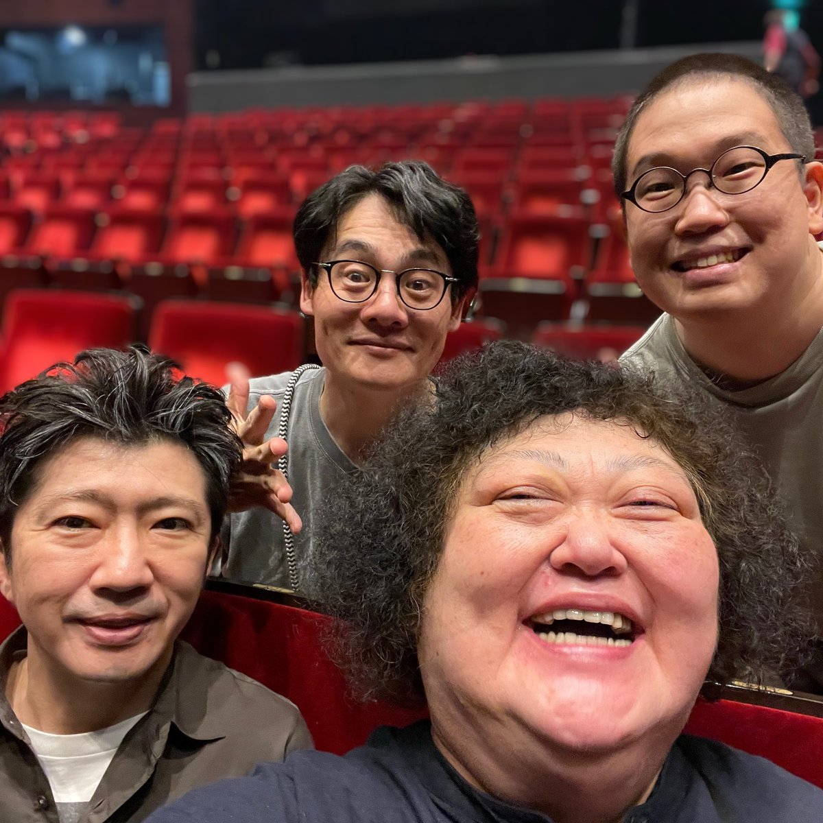 hiraatsu's tweet photo. 『カッコーの巣の上で』PARCO劇場
始まりが好き。30年以上振りに観るカッコー。当時は凄く大人の作品だと思ったけど、この歳になって観ると若者の作品だなと。そりゃそうか。山口君がチーフをとても頑張っていて嬉しい。悲しい話だけど心は温かい。あ、パンフレットの写真がみんな素敵。写真集みたい。 https://t.co/4yh3sQzXKk