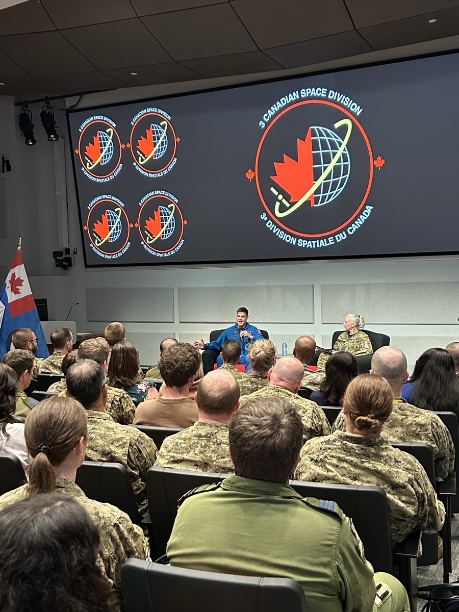 Astro_Jeremy's tweet photo. Always great to meet with my colleagues of the Royal Canadian Air Force!
//
C'est toujours un plaisir de rencontrer mes collègues des Forces aériennes du Canada! https://t.co/wU2kcPkEKZ