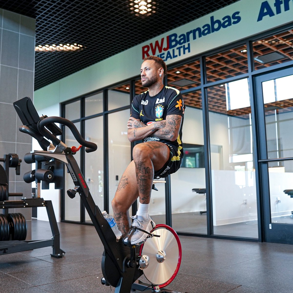DoentesPFutebol's tweet photo. A CBF publicou uma nota atualizando a situação clínica de Neymar Jr. Segundo a entidade, o atacante tem apresentado evolução no tratamento e pode estar disponível no segundo jogo da fase de grupos, contra o Haiti, no dia 19 de junho.

"O atleta Neymar foi submetido a ressonância magnética nesta segunda-feira. O exame apontou boa evolução em seu tratamento, dentro dos parâmetros esperados. Ele seguirá o processo de recuperação e de preparação física planejado pela comissão médica da Seleção Brasileira". - Informação da CBF.

📸 Nelson Terme / CBF