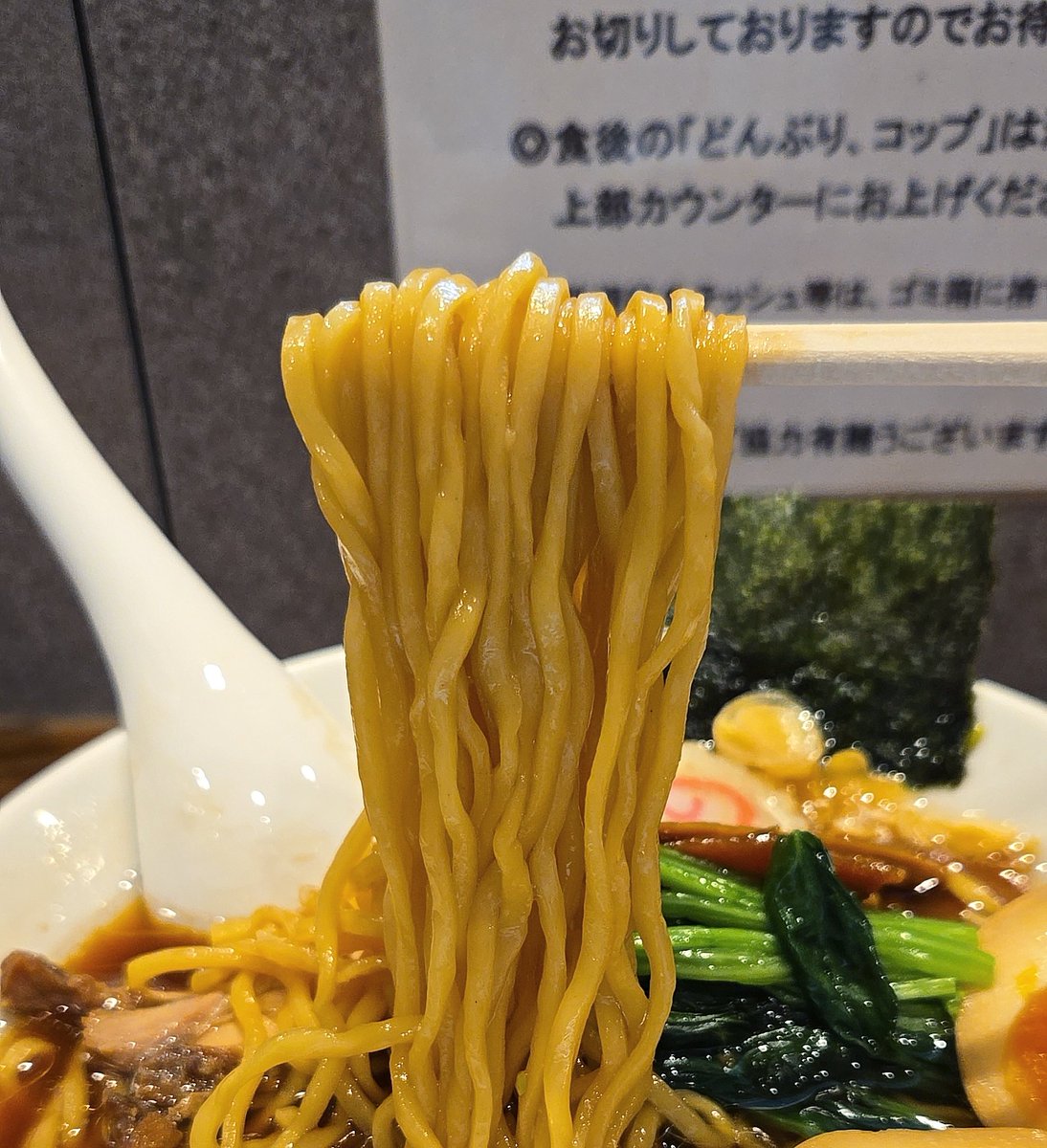 KaizokuoMa's tweet photo. 【オランダ軒】東岩槻
しょうゆラーメン+味玉+小少ライス
入国🇳🇱梅雨入り前お散歩日和の早汁ginger！どっしり重厚な動物出汁に華やかな生姜のflavor♬醤油の香り立つコク深い味わいと清涼な余韻が怒涛のように押し寄せる珠玉の逸杯♪めッちゃウマ──ッ!!
厳つい賄い🥩セル丼も格別🤩
超絶美味‼️🙏💥💯 https://t.co/pud1N4ACzv