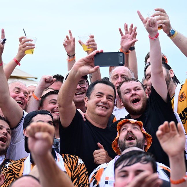 trhakkinda's tweet photo. Hull City taraftarı, Premier Lig'e çıkmalarının sevincini Antalya'da yaşadı. https://t.co/zh54AsvJD3