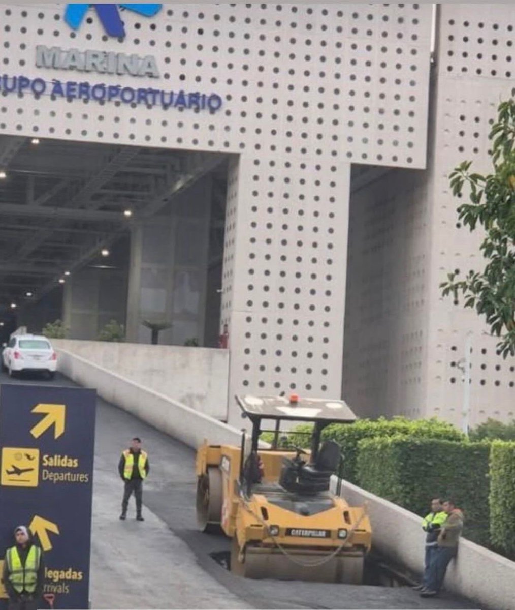 CapLaloVargas's tweet photo. El mundial inicia en 3 días.
El @AICM_mx ....
Le parece justo el TUA que se paga en cada boleto? Uno de los más altos a nivel mundial.
Foto de @lumendoz 
Los leo 👇 https://t.co/mYi7s3AA5i