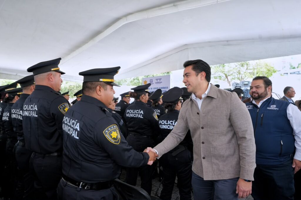 StatusQro's tweet photo. Municipio de Querétaro entrega apoyos de vivienda a policías municipales https://t.co/immNqtiP62 https://t.co/cBAi5N813l https://t.co/3PDNyu7mKU