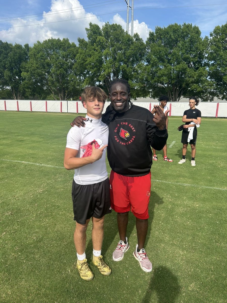 aiden_pentecost's tweet photo. Louisville camp was a success! Excited to see what the program brings to the table in the future! @BE_Chargers @LouisvilleFB @ULFBRecruiting @CoachSteveEllis @deionbranch84 @247recruiting @LemmingReport @ChadSimmons_ @DemetricDWarren @Rivals @PrepRedzoneKY @PrepRedzoneNext https://t.co/1GBFox8Mu3