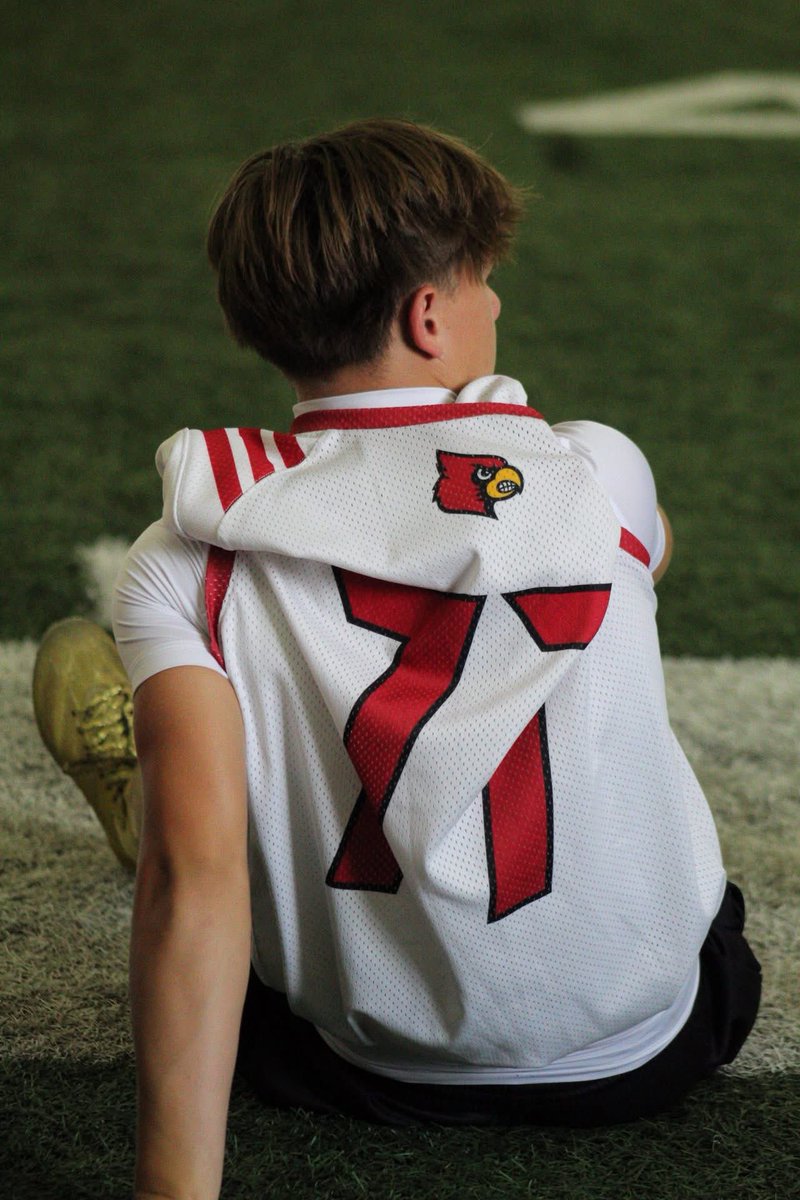 aiden_pentecost's tweet photo. Louisville camp was a success! Excited to see what the program brings to the table in the future! @BE_Chargers @LouisvilleFB @ULFBRecruiting @CoachSteveEllis @deionbranch84 @247recruiting @LemmingReport @ChadSimmons_ @DemetricDWarren @Rivals @PrepRedzoneKY @PrepRedzoneNext https://t.co/1GBFox8Mu3